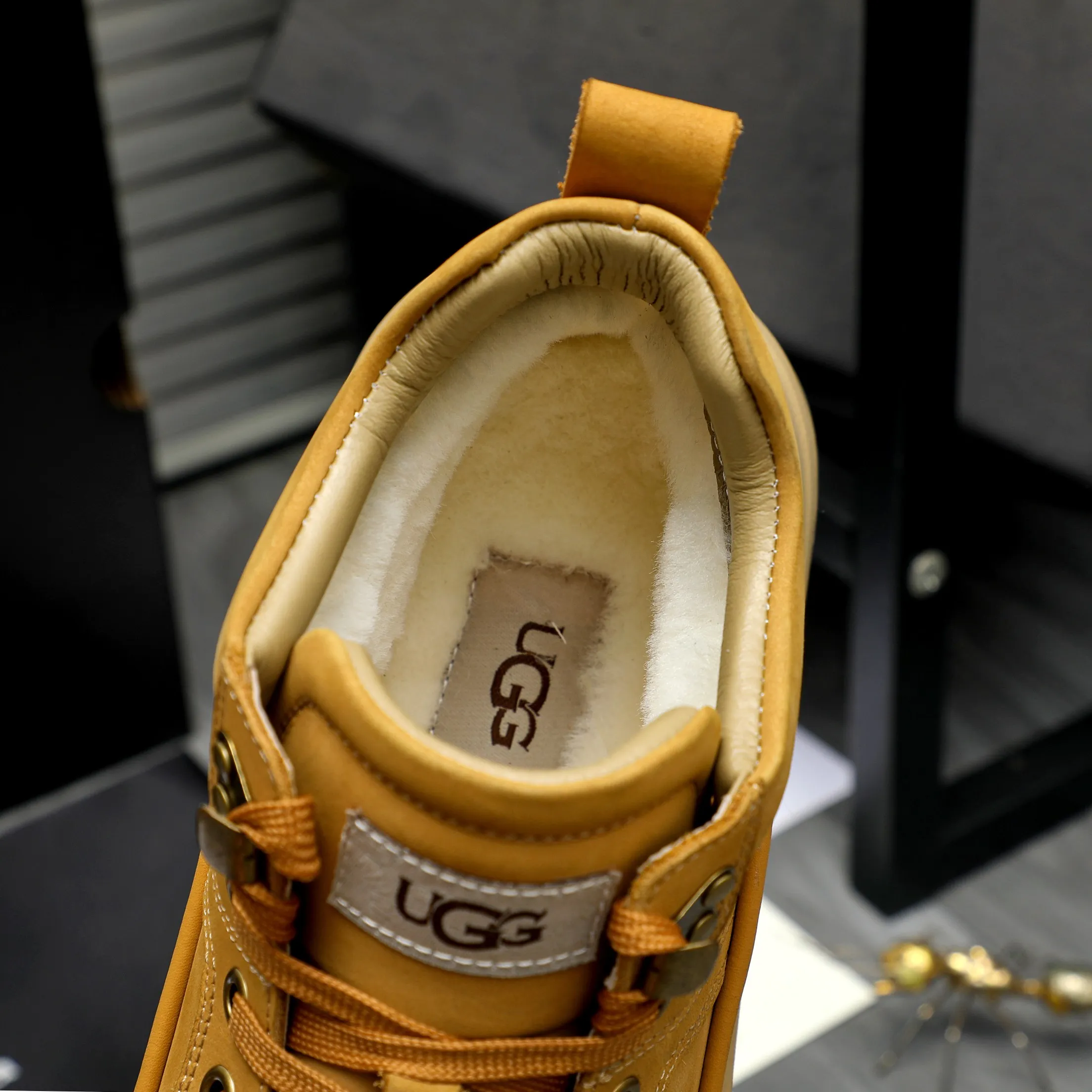 P620 Product trademark: "UGG" Gaobang men's shoes Regular size: 39-44 Product materials: Selected suede cowhide upper, wool lining, original outsole